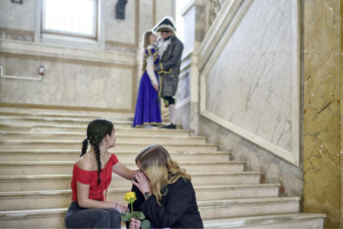 Mise en situation d'un homme trompant sa copine devant ses yeux.