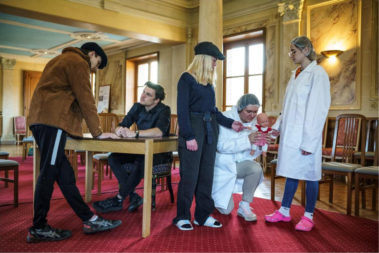 Mise en situation d'une famille démunie mettant à l'adoption leur enfant.